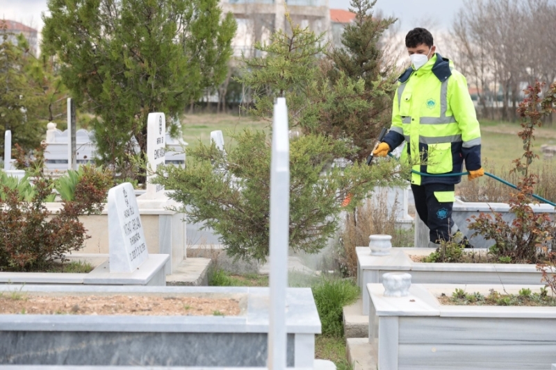 AKSARAY BELEDİYESİ KABRİSTANLIKLAR DA BAYRAM HAZIRLIĞINA BAŞLADI 
