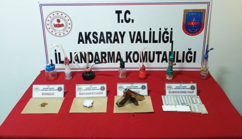 Aksaray’da Uyuşturucu Madde Ticareti Yapan ve Ruhsatsız Silah Bulunduran 2 Şahıs Yakalandı