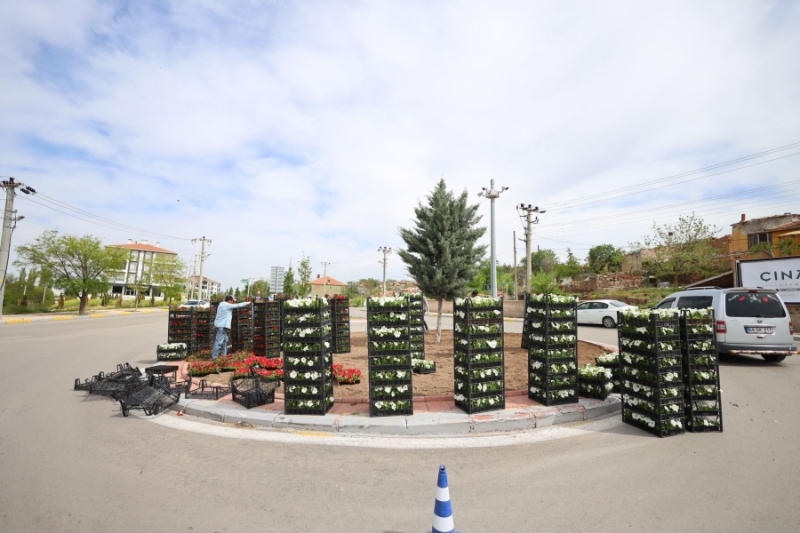 AKSARAY BELEDİYESİ 2023 YILINDA DA 10 BİNLERCE BİTKİYİ TOPRAKLA BULUŞTURUYOR  