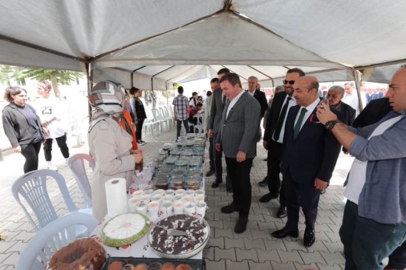 Öğrenciler deprem bölgesindeki kardeş okulları için kermes düzenlendi