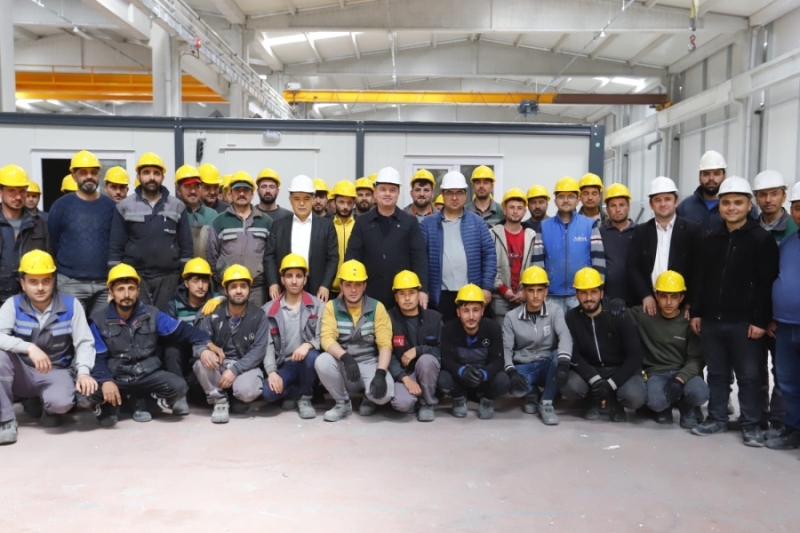 Belediye Başkanı Dr. Evren Dinçer Milletvekili Adayı Cengiz Aydoğdu Ve Güney Kore Ekibi İle Birlikte Konteynerleri İnceledi 