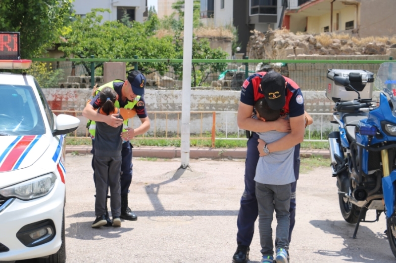 Aksaray jandarması çocuklara jandarma teşkilatının 184. Kuruluş yıldönümü dolayısıyla icraatlarını anlattı 