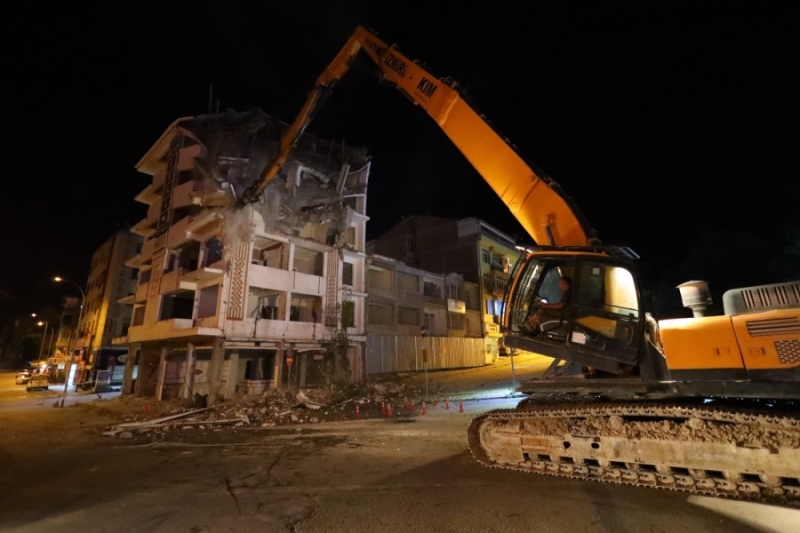 Aksaray’da Risk Teşkil Eden Yapılar Yıkılıyor 