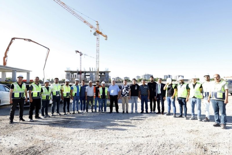 BAŞKAN DİNÇER YENİ BELEDİYE HİZMET BİNASI İNŞAATINDA İNCELEMELERDE BULUNDU
