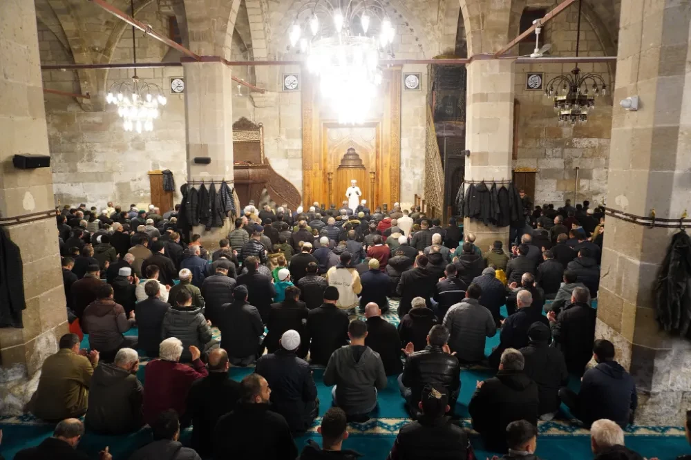 Aksaray’da tüm camilerde sabah namazında şehitlerimiz için dua edildi