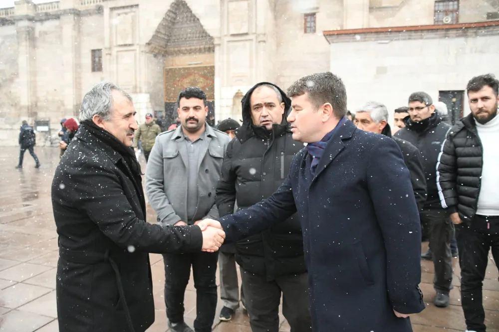 AK PARTİLİLER ÇALINMADIK KAPI SIKILMADIK EL BIRAKMIYOR! 