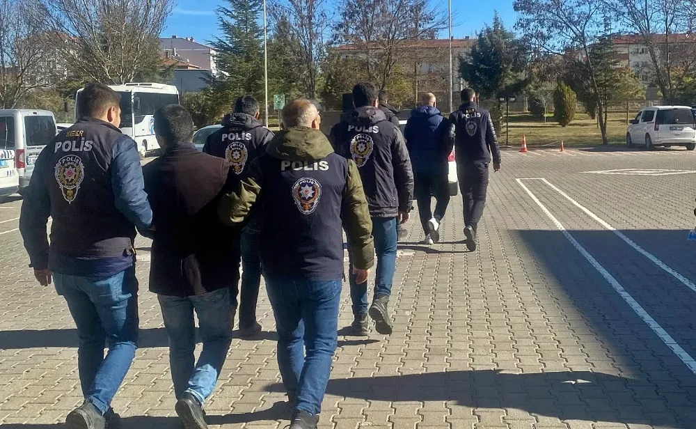 Aksaray Polisinin Yaptığı Şafak Operasyonlarla Dolandırıcılık Suçundan Aranan 4 Kişi Yakalandı