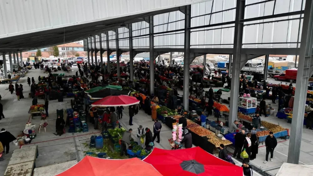 KAPALI SEMT PAZARLARINI ESNAFLAR VE VATANDAŞLAR SEVEREK KULLANIYOR