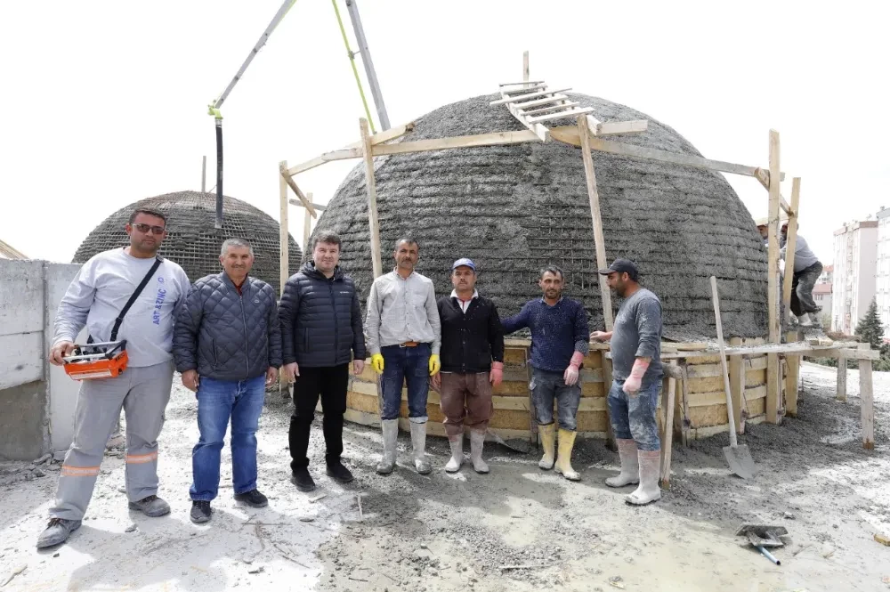 BELEDİYE BAŞKANI DR. EVREN DİNÇER YAPIMI DEVAM EDEN SELÇUKLU KÜLLİYESİNDE İNCELEMELERDE BULUNDU