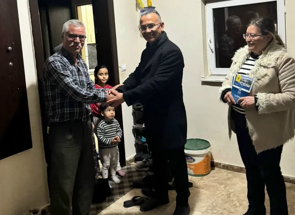 İYİ PARTİ ADAYI KARACAER, KAPI KAPI DOLAŞIYOR