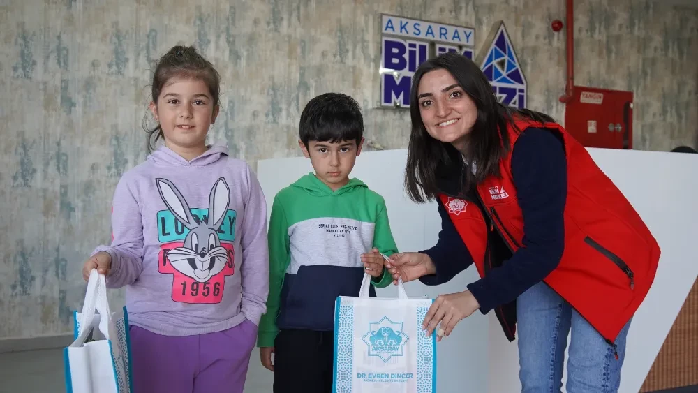 BAŞKAN DİNÇER’DEN TEKNE ORUCU TUTAN ÇOCUKLARA SÜRPRİZ HEDİYELER 