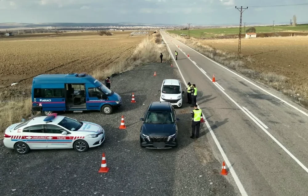 Aksaray jandarma ekipleri yol kontrollerini sürdürüyor 