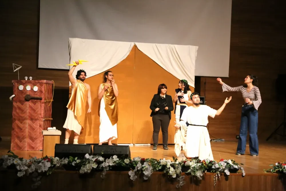 ASÜ’DE SAHNELENEN OYUNDA VAROLUŞ ELE ALINDI