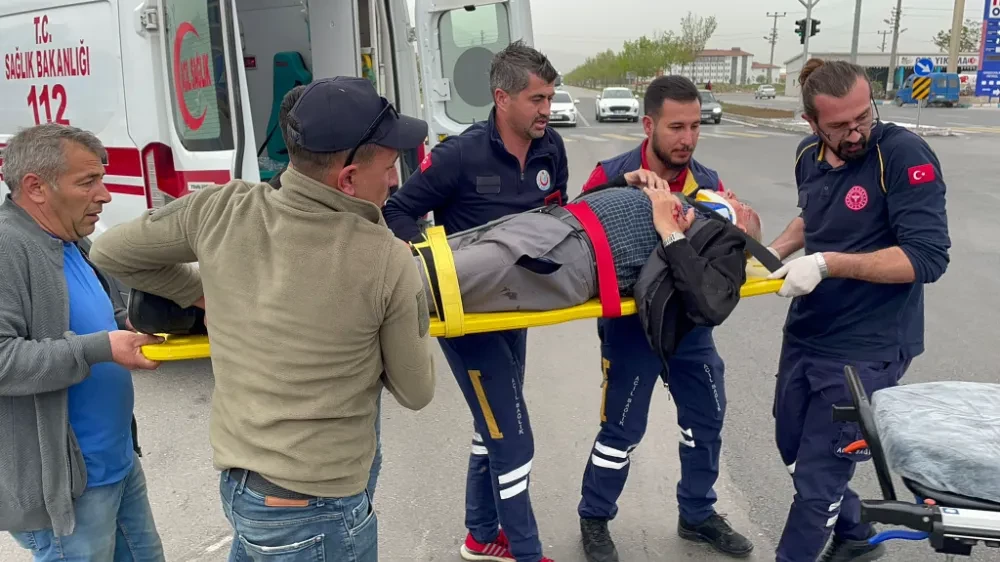 Aksaray da otomobil elektrikli bisiklete çarptı 2 kişi yaralandı 