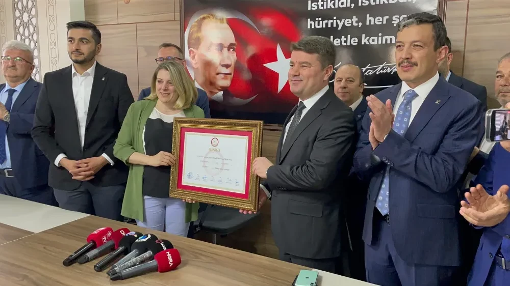 31 MART 2024 YEREL SEÇİMLERDE YENİDEN KAZANAN DR EVREN DİNÇER BUGÜN MAZBATASINI ALDI