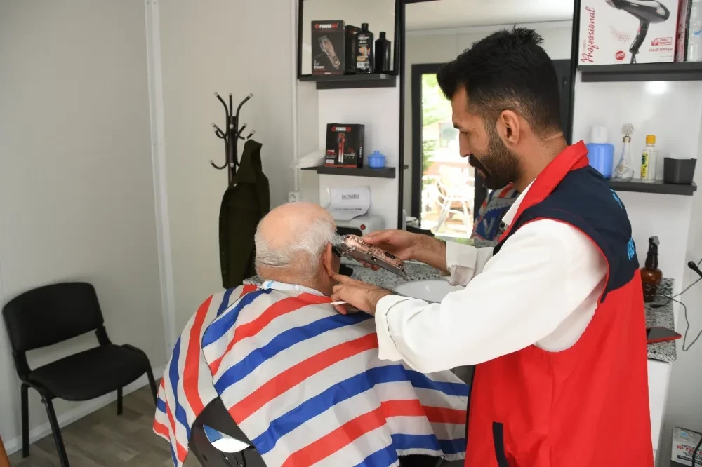 EMEKLİLER BERBER HİZMETİNDEN MEMNUN