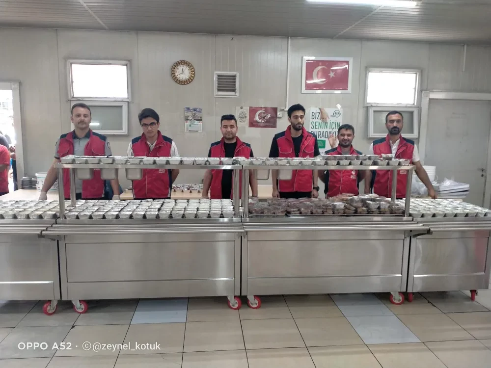 VAKIFLAR BÖLGE MÜDÜRLÜĞÜ MAHKÛMLARA TATLI İKRAMI YAPTI.   