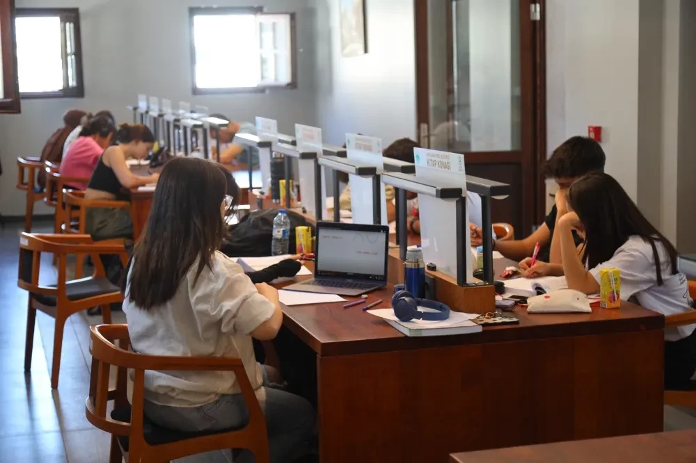 KPSS SINAVINA HAZIRLANAN ÖĞRENCİLER KİTAP KONAKLARINI TERCİH EDİYOR