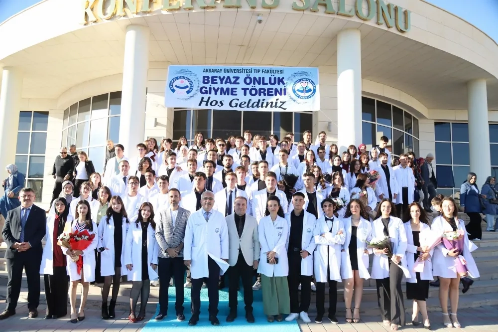 Tıp Fakültesi öğrencileri beyaz önlüklerini giyerek hekimliğe ilk adımlarını attı