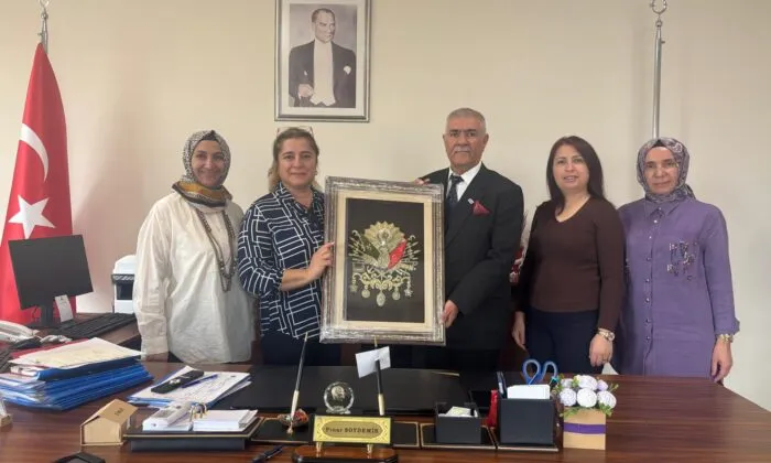 DÜNYA GAZETECİLER GÜNÜ’NDE 35 YILLIK EMEK: İSMET ÜNVER’E ANLAMLI HEDİYE