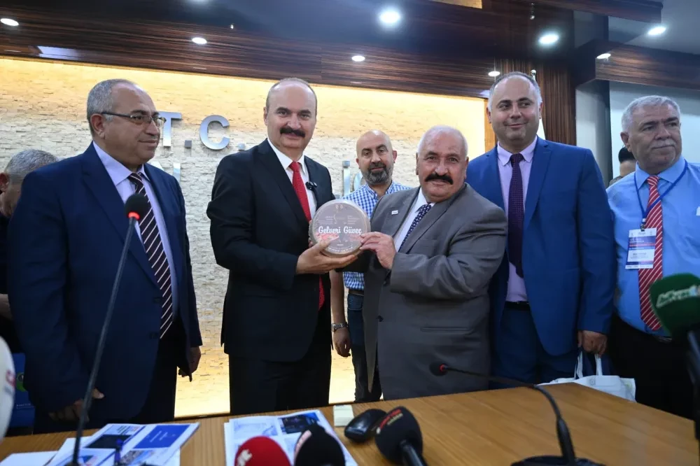 BATMAN VALİSİ,AFYON VE EĞİL B. BAŞKANLARIYLA GAZETECİLERİN YEMEĞİ GELVERİ GÜVECİNDE PİŞİYOR!!!