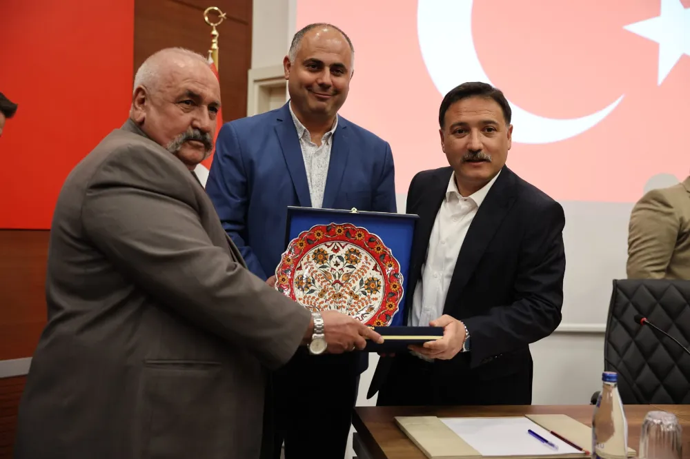   DİNÇER’DEN KAYSERİ VALİSİ, BÜYÜKŞEHİR VE BÜNYAN BELEDİYE BAŞKANLARINA HEDİYE!