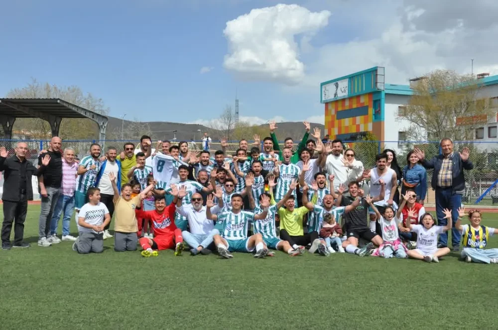 YEŞİLOVASPOR’DAN TARİHİ ŞAMPİYONLUK!
