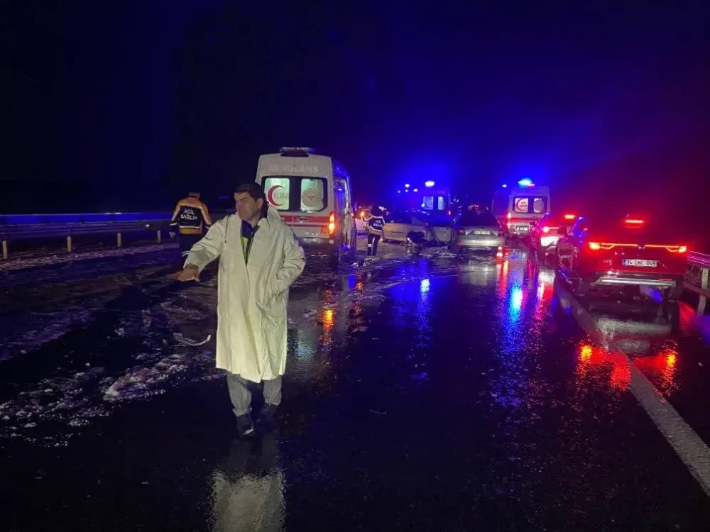 Aksaray ın Ortaköy İlçesinde Zincirleme Kaza: 12 Araç Birbirine Girdi, 10 Yaralı