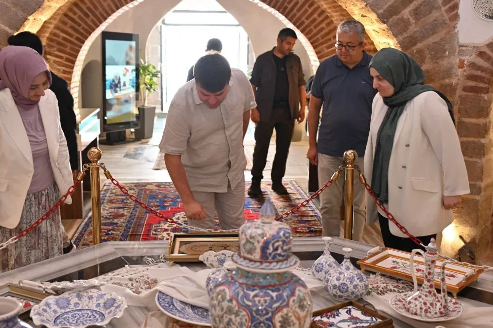 BAŞKAN DİNÇER, II. KILIÇARSLAN HAMAMI’NDA KADINLARIN SERGİ VE SATIŞ OFİSİNİ ZİYARET ETTİ