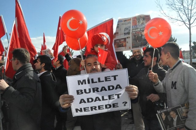 ADLIYE ÖNÜNDE EYLEM