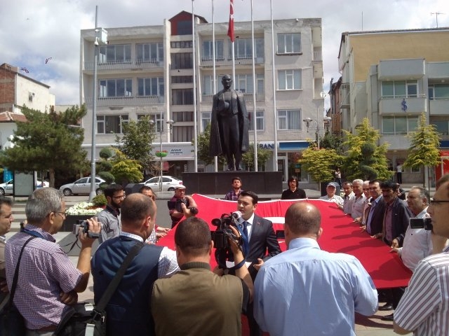 Aksaray Gönüllüleri Sessiz Yürüyüşlü Dev Bayrak Mitingi