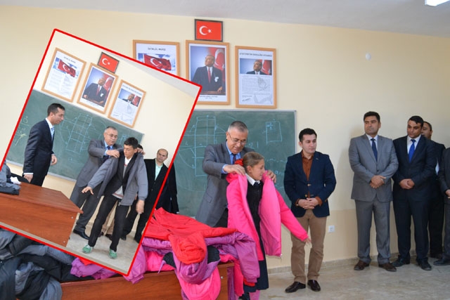 Aksaray Ticaret Borsası öğrencilere yönelik kaban yardımlarını sürdürüyor.