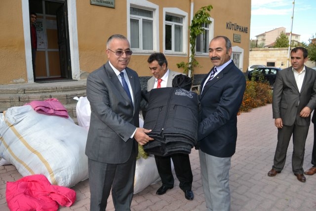 Aksaray Ticaret Borsasından Öğrencilere Kaban Yardımı