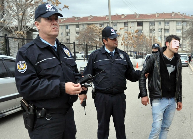 AKSARAY`DA HER OKULA BİR POLİS VE AMİR
