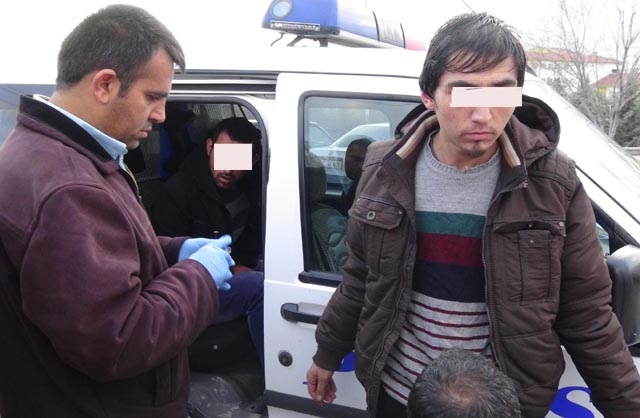 ARAÇTA EROİN İÇERKEN YAKALANDI