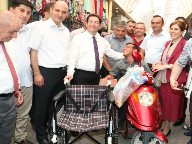 Başkan Cumali`ye Tekerlekli Sandalye Verdi 