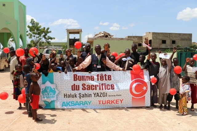 Başkan Yazgı, Afrikalı çocukların bayramını kutladı