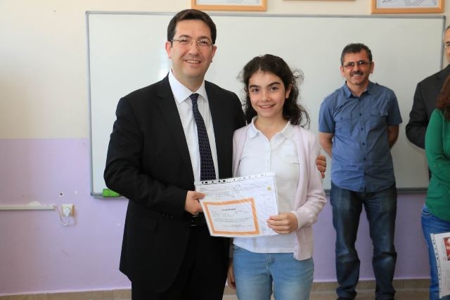 Başkan Yazgı, Kızı Berre`ye Takdir Belgesini Verdi