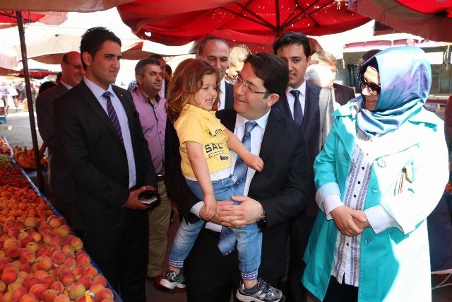 Başkan Yazgı ve ekibi salı pazarında esnafları ziyaret etti