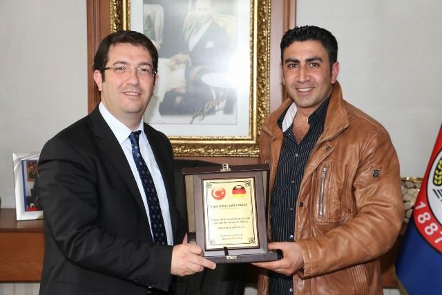 Başkan Yazgı`ya Solingen`den hayırlı olsun plaketi