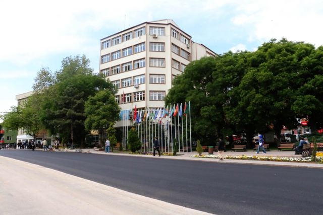Belediye önündeki havuz bir gecede kaldırıldı