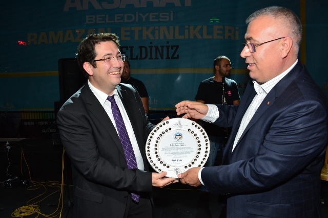 Borsa Başkanı Hamit Özkök, Başkan Yazgı`ya teşekkür plaketi verdi