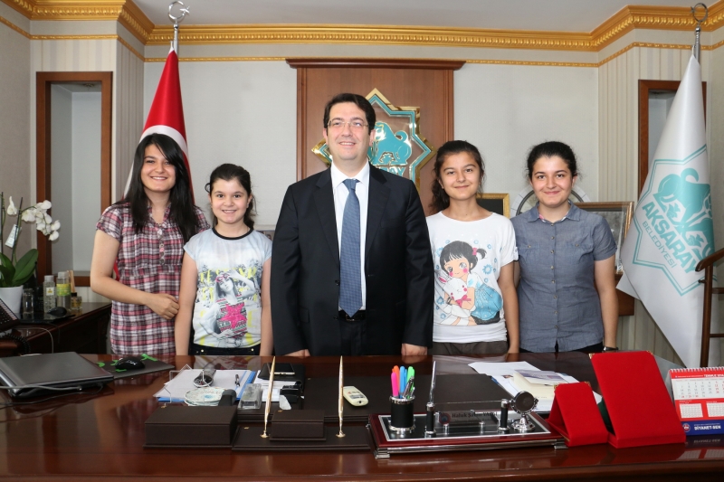 Çiğdem Kardeşlerden Başkan Yazgı`ya `Kitap` Teşekkürü