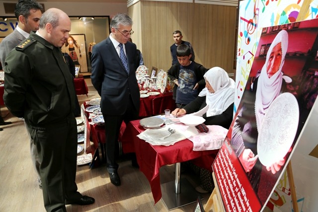Çini işlemeciliği yapan 62 yaşındaki ev hanımı 8. kişisel sergisini açtı