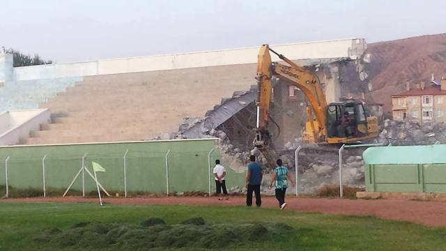 Dağılgan Stadındaki Çürük Tribünlerin Yıkımı Başladı