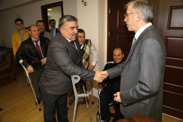 Engelliler Derneği Aksaray Şube Başkanı Bekir Kaya Vali Şeref Ataklı`yı ziyaret etti