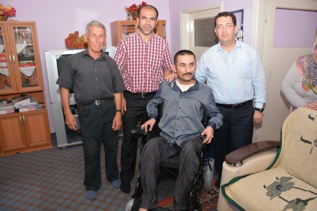 Engellilere akülü araçları teslim edildi