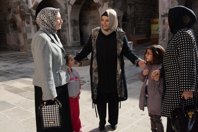 Hasibe Yazgı, aşure gününde hanımlara ev sahipliği yaptı