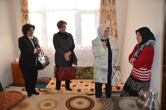 İhtiyaç sahibi aileler evlerinde ziyaret ediliyor