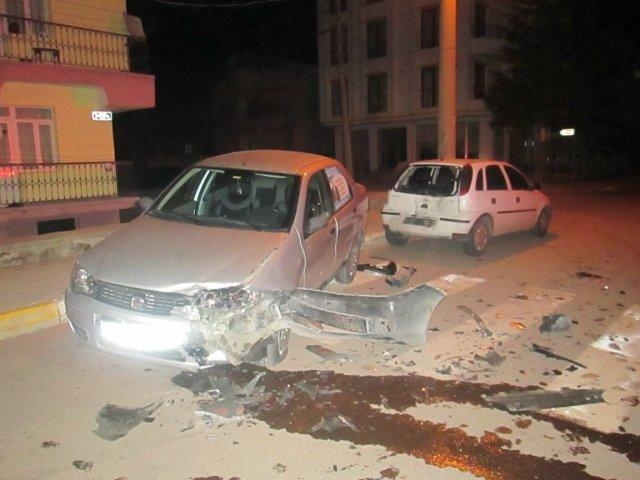 İki ayrı trafik kazasında 1 kişi yaralandı